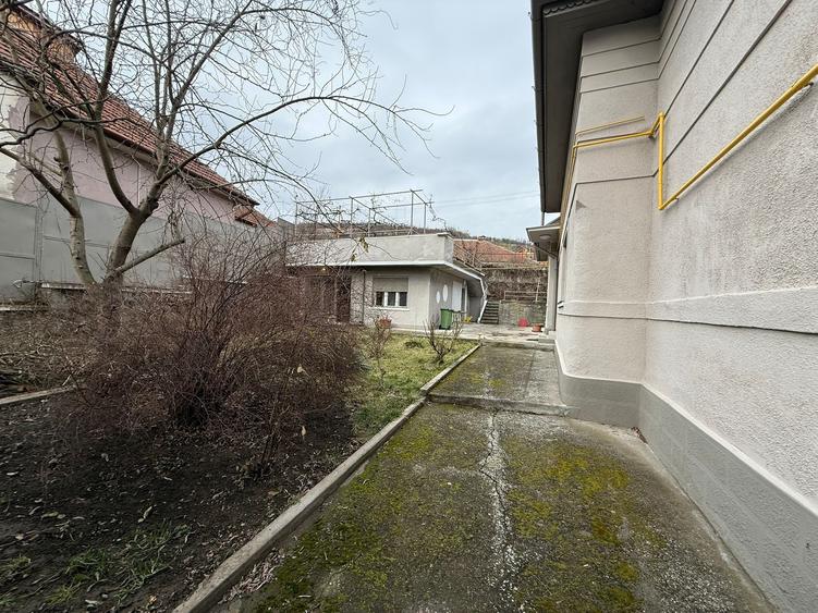 Casă individuală cu 4 camere cu Canalizare în Aurel Vlaicu