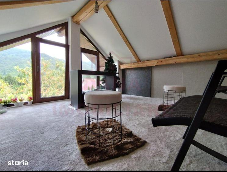 Casă cu 6 camere cu Teren 440 Mp în Zăvoi