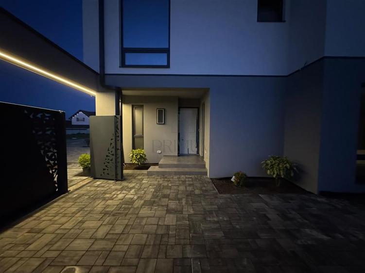 Duplex cu 5 camere cu Canalizare în Dumbrăvița