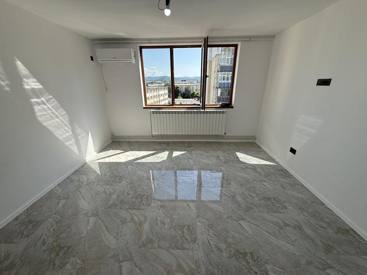 Apartament cu 3 camere semidecomandat în Autogară