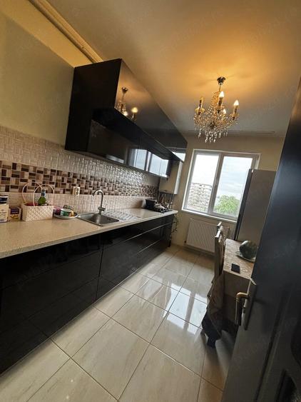 Apartament cu 3 camere decomandat în 1 Decembrie