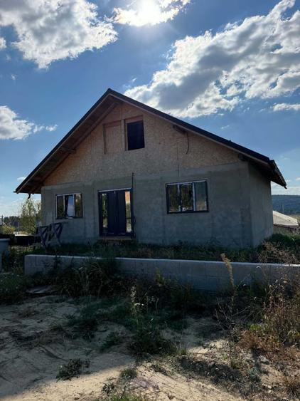 Casă cu 3 camere cu Teren 500 Mp în Secuia