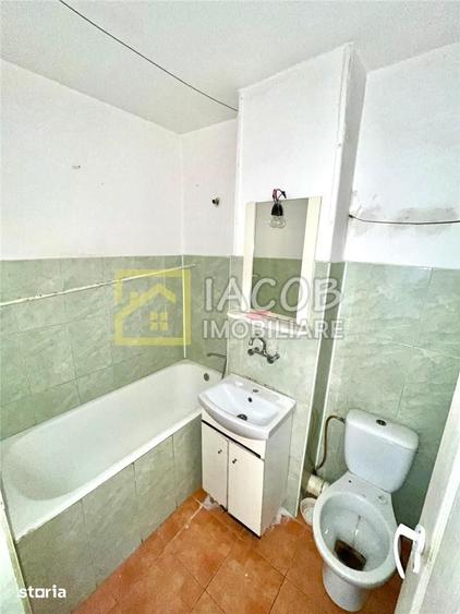 Apartament cu 3 camere semidecomandat în Republicii