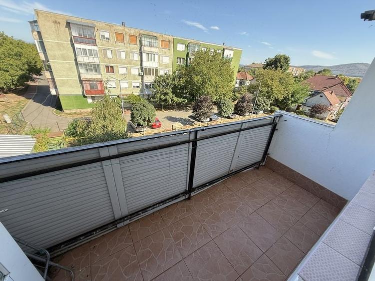 Vand apartament in Ineu cu 3 camere ,etajul 3/4 ,langa primarie - 9