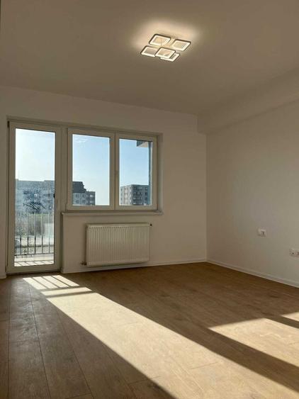 Apartament cu 3 camere decomandat în Tractorul