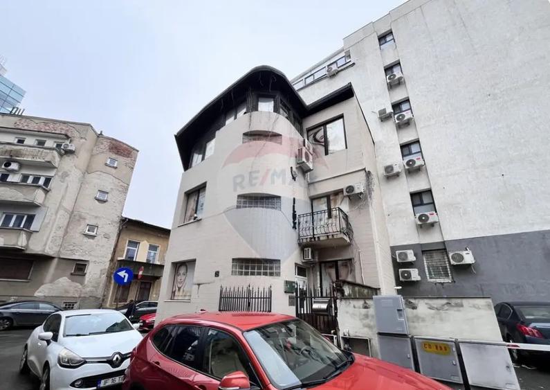 Casă cu 6 camere cu Teren 50 Mp în Victoriei