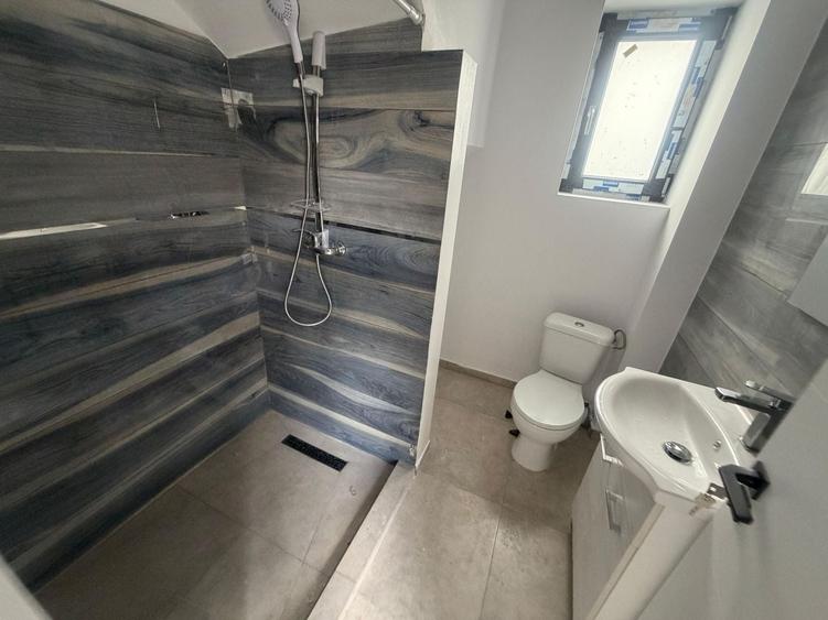 Casă individuală cu 4 camere cu Canalizare în Central