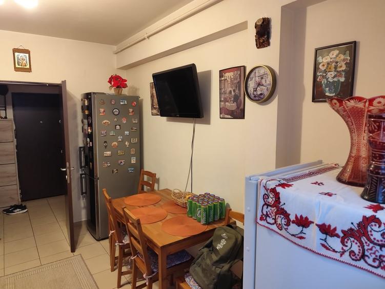 Apartament cu 3 camere semidecomandat în 1 Decembrie 1918