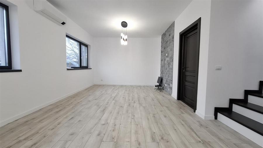 Casă individuală cu 4 camere cu Canalizare în Breazu
