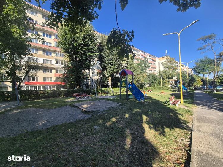 Apartament cu 3 camere semidecomandat în Astra