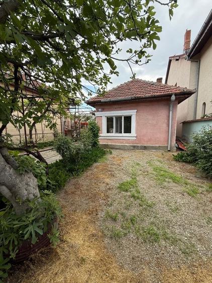 Casă cu 3 camere cu Teren 460 Mp în Central