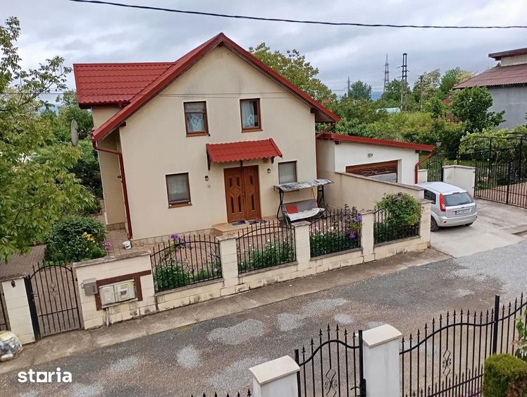Casă cu 5 camere cu Teren 1790 Mp în Est