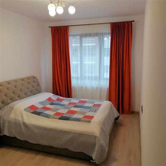 Apartament cu 3 camere decomandat în Tractorul