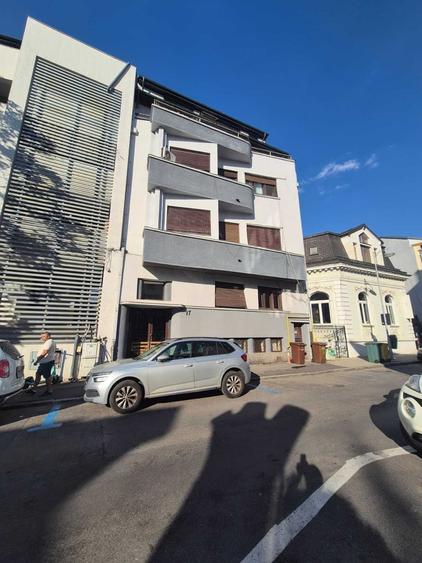 Garsonieră decomandată în Calea Victoriei