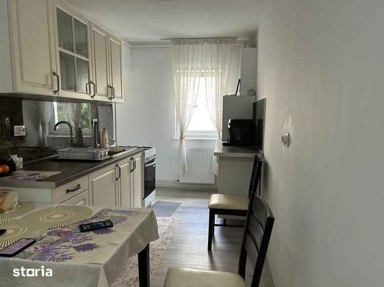Apartament cu 3 camere decomandat în Hărmanului