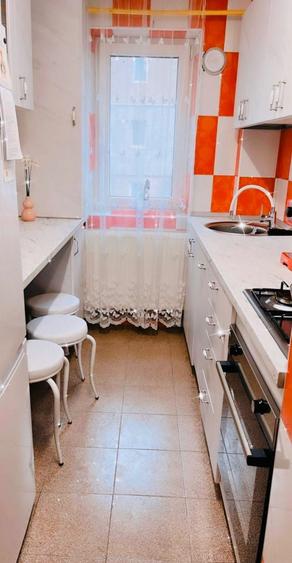 Apartament cu 3 camere semidecomandat în Central