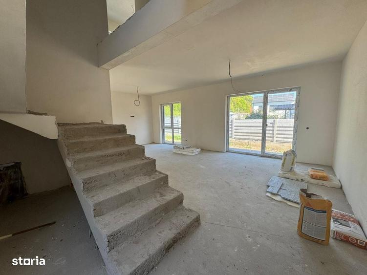 Casă cu 4 camere în Tăuți
