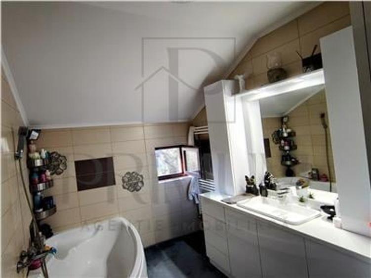 Apartament cu 3 camere decomandat, mobilat în Dumbrăvița