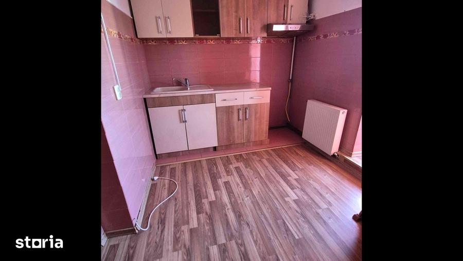 Apartament cu 3 camere în Broșteni