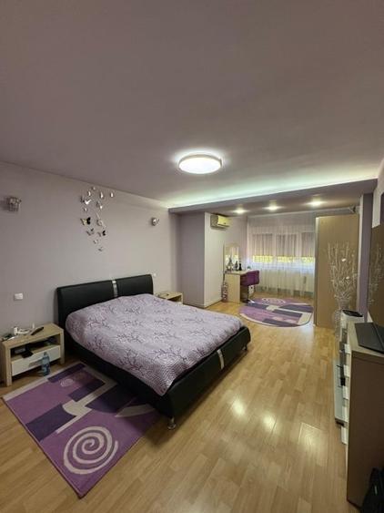 Casă individuală cu 7 camere cu Canalizare în Săsar