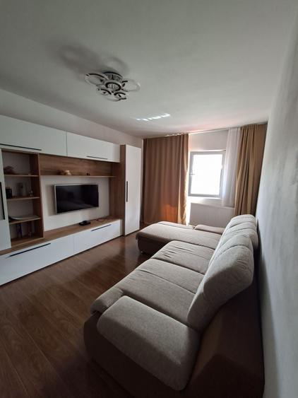 Apartament cu 3 camere decomandat în Petros