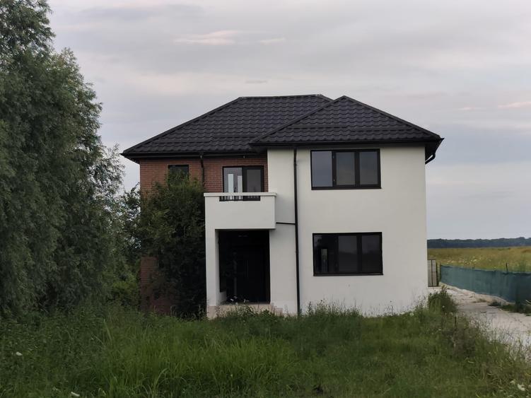 Casă individuală cu 5 camere cu Teren 1800 Mp în Tărtășești