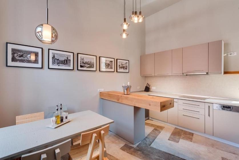 Apartament cu 3 camere semidecomandat, mobilat în Central