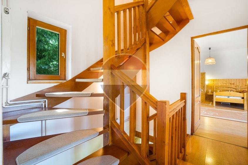 Casă individuală cu 5 camere cu Teren 1204 Mp în Fundata