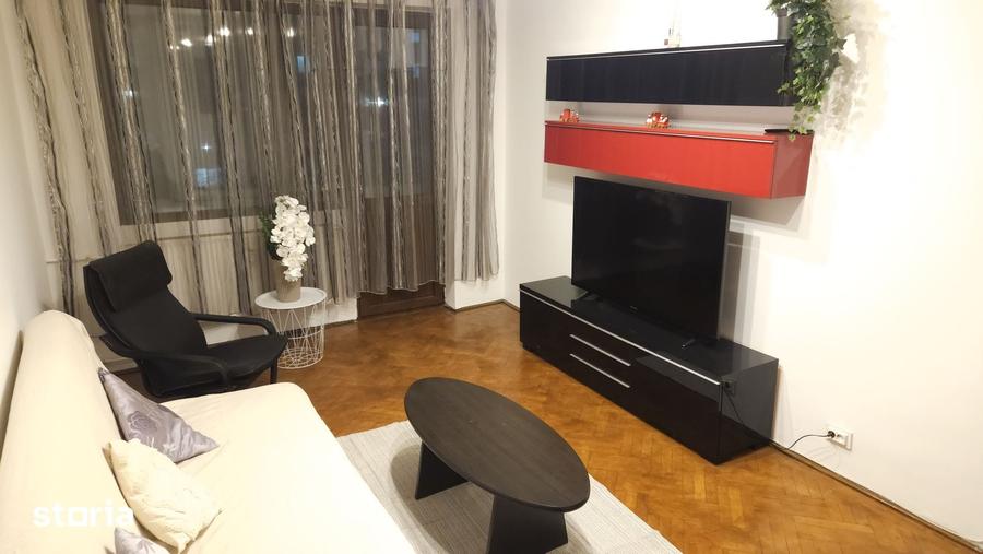 Apartament cu 3 camere decomandat în Tei