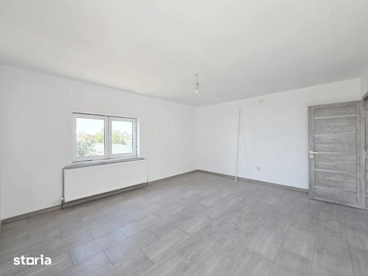 Casă cu 7 camere cu Teren 1431 Mp în Central