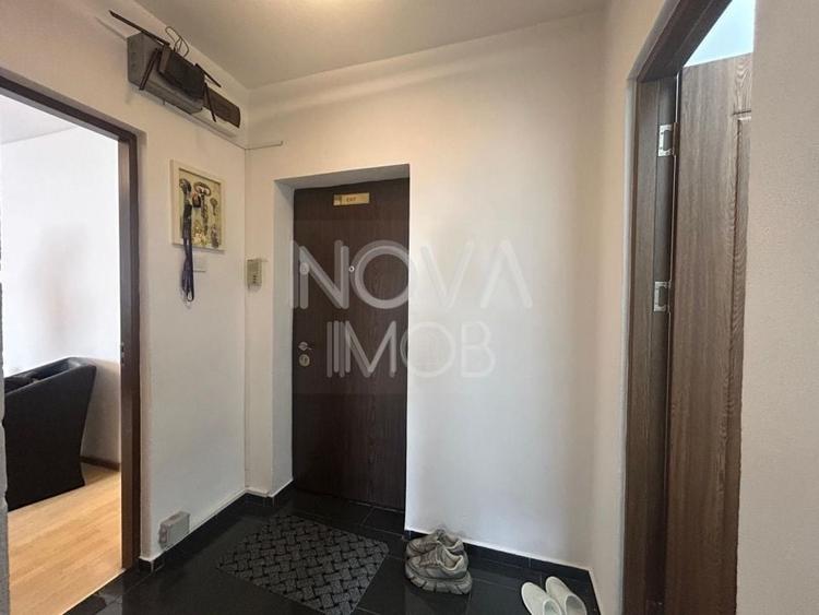 Apartament cu 3 camere semidecomandat în Turnișor