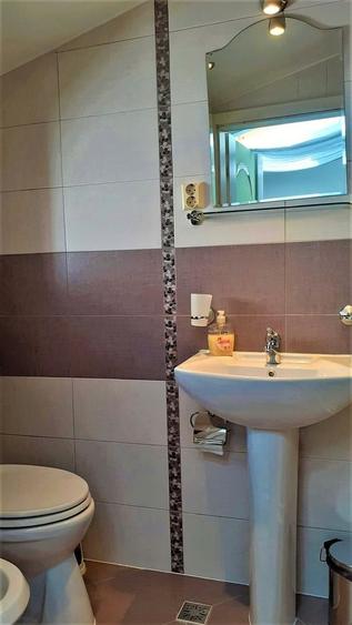 Casă individuală cu 6 camere cu Canalizare în Cristian