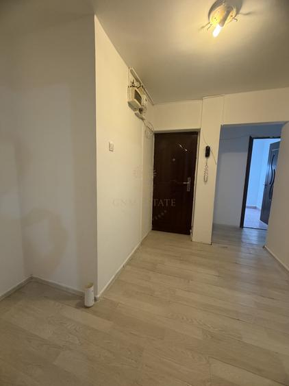 Apartament cu 3 camere semidecomandat în Titan