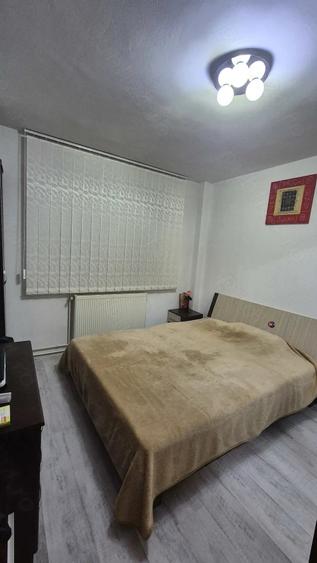Apartament cu 4 camere semidecomandat în Crângași