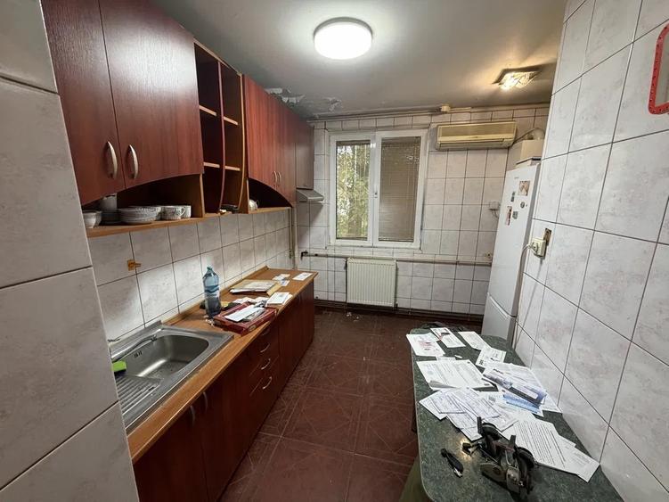 Apartament cu 3 camere semidecomandat în Drumul Taberei
