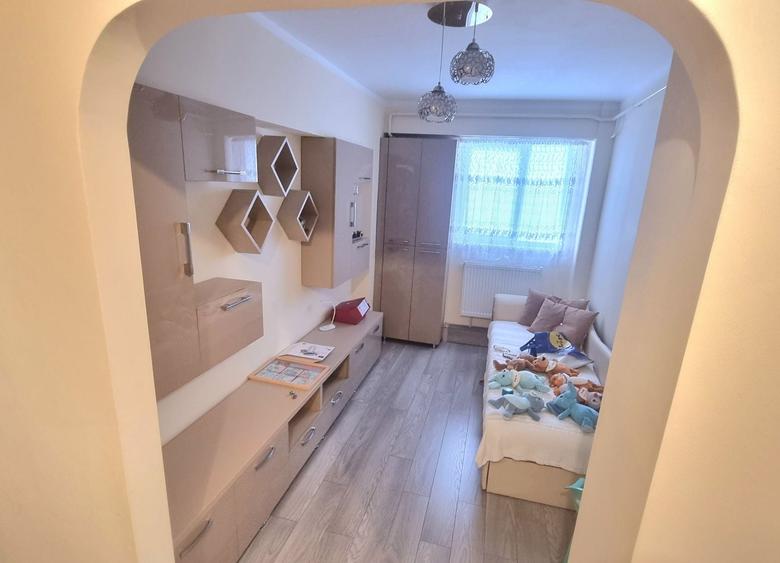 Apartament cu 3 camere decomandat în Sârbi