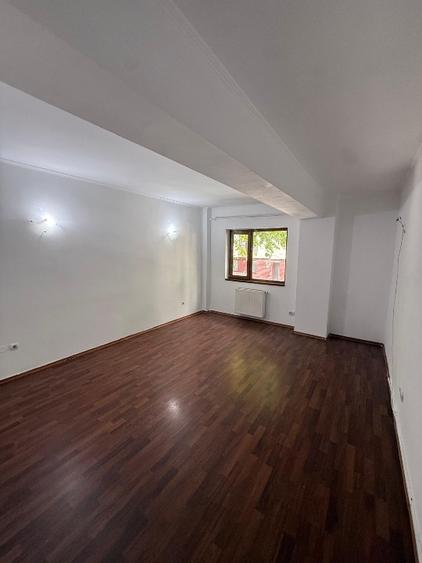 Apartament cu 3 camere decomandat în Casa de Cultură