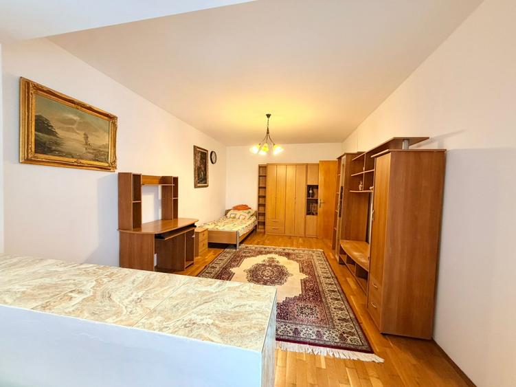 Apartament cu 3 camere decomandat, mobilat în Costin Georgian