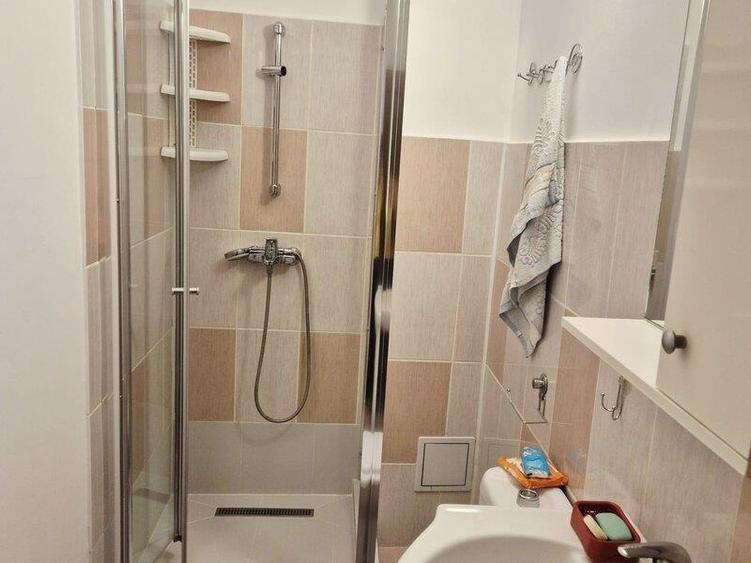 Apartament cu 3 camere semidecomandat, mobilat în Gorjului
