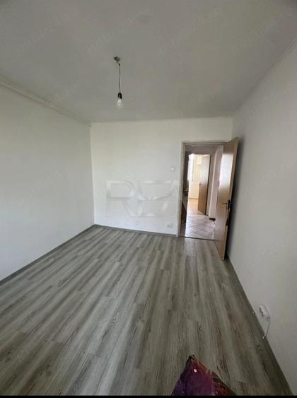 Apartament cu 4 camere decomandat în Berceni