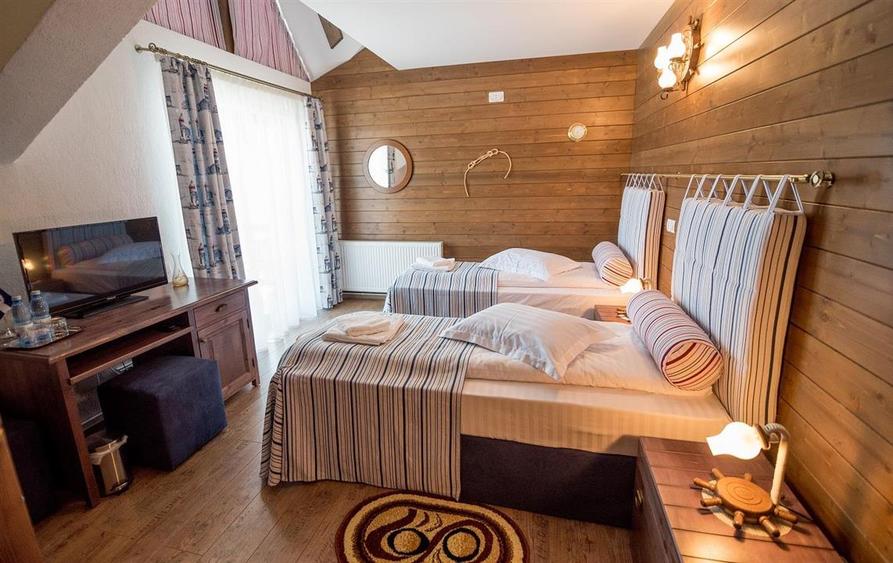 Casă individuală cu 9 camere cu Teren 1004 Mp în Tohanu Nou