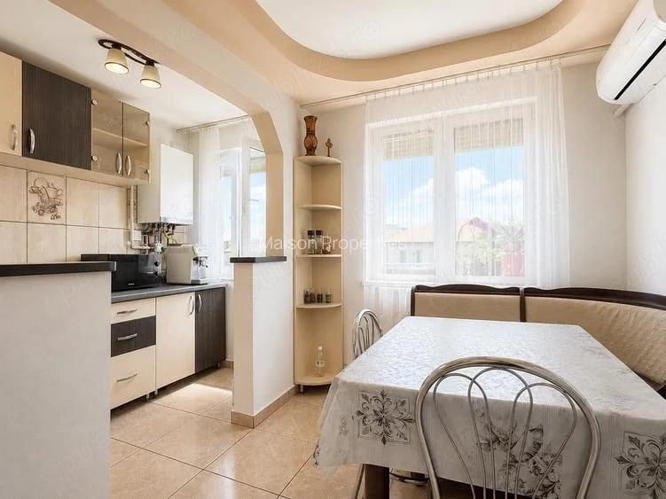 Apartament cu 4 camere semidecomandat în Dacia