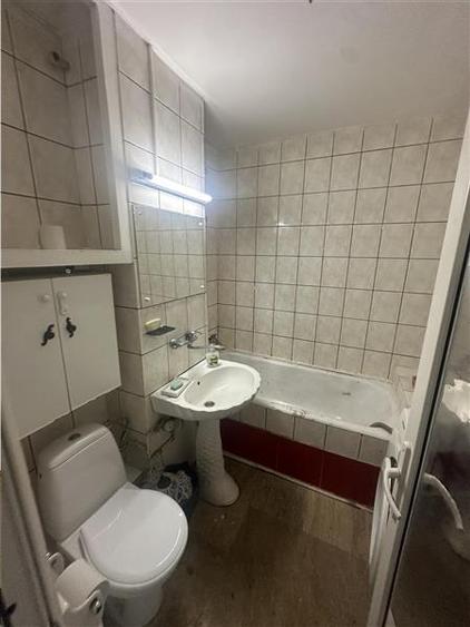 Apartament cu 3 camere decomandat, mobilat în Lipovei