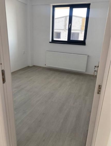 Apartament cu 3 camere decomandat în Pielești