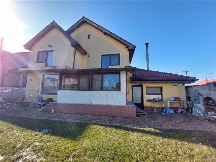 Casă individuală cu 5 camere cu Canalizare în Livada