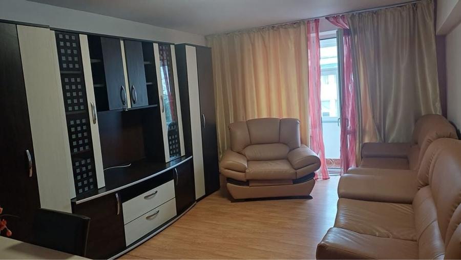 Apartament cu 3 camere decomandat în Amara