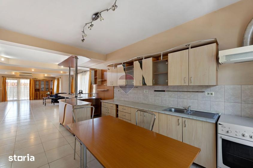 Apartament cu 3 camere în Intim