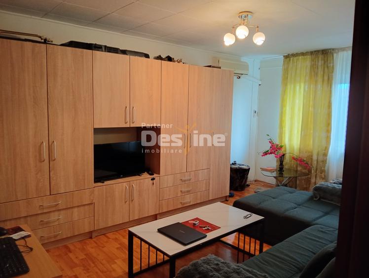 Apartament cu 3 camere decomandat, mobilat în Rovine