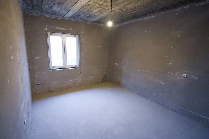 Casă cu 8 camere cu Teren 265 Mp în Romanești