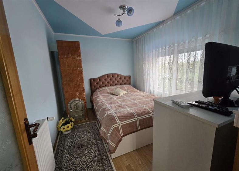 Casă individuală cu 11 camere cu Teren 5000 Mp în Central